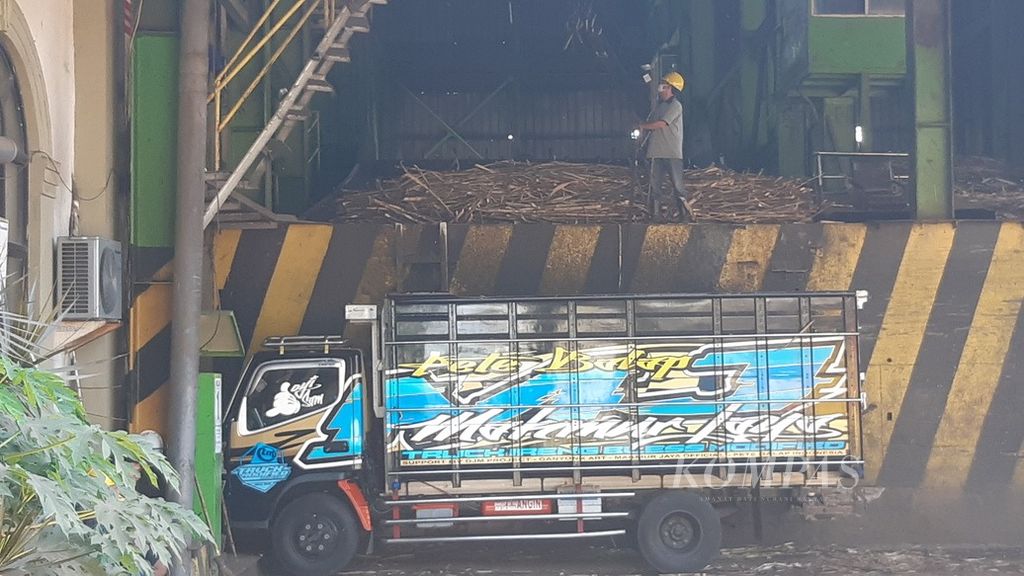 Suasana bongkar tebu dari atas truk ke mesin penggiling di Pabrik Gula Kebon Agung, Malang, Jawa Timur, Kamis (4/8/2022).