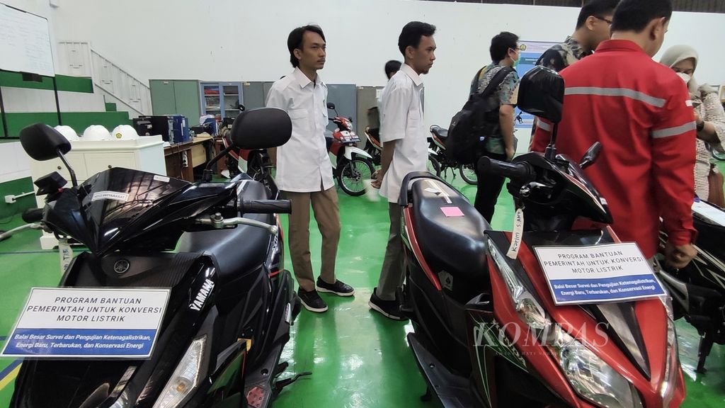 Sejumlah sepeda motor listrik hasil konversi diperlihatkan dalam <i>workshop</i> di Balai Besar Survei dan Pengujian Ketenagalistrikan Kementerian Energi dan Sumber Daya Mineral, Jakarta, Kamis (14/9/2023).  