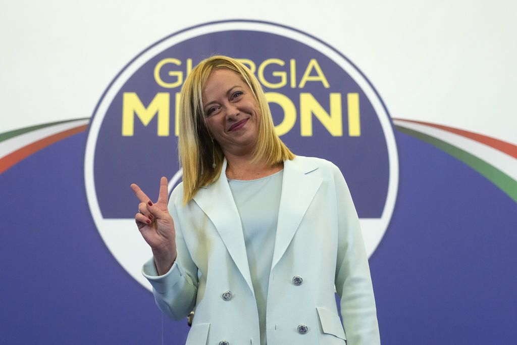 Pemimpin partai ekstrem kanan Italia, Saudara Italia, Giorgia Meloni merayakan kemenangan partainya pada Senin (26/9/2022) di Roma, Italia. 