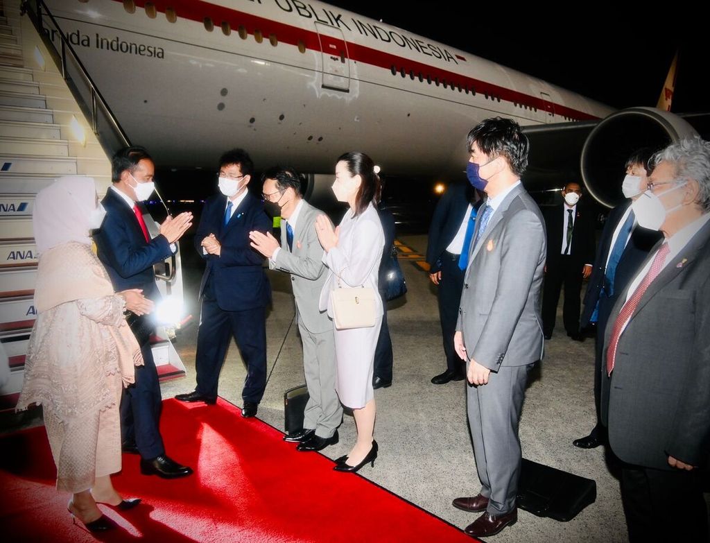 Presiden Joko Widodo dan Ibu Iriana Joko Widodo beserta rombongan tiba di Bandar Udara Haneda, Tokyo, Jepang, Rabu (27/7/2022). Pesawat Garuda Indonesia GIA-1 yang membawa Presiden beserta rombongan mendarat pukul 00.30 waktu setempat.