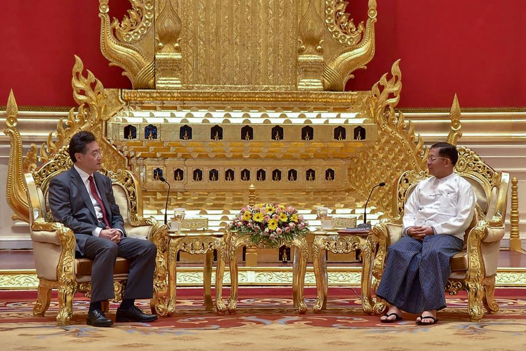 Foto selebaran yang diambil dan dirilis pada 2 Mei 2023 oleh Myanmar Military True News Information Team menunjukkan pemimpin junta militer Myanmar, Min Aung Hlaing (kanan), bertemu Menteri Luar Negeri China Qin Gang di ibu kota Myanmar, Naypyidaw. 