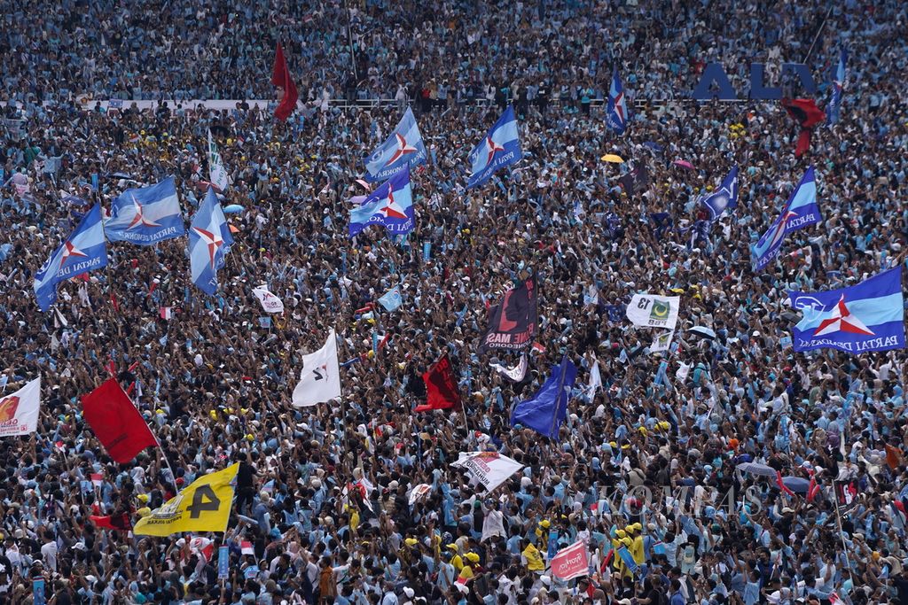 Pendukung capres-cawapres nomor urut 2, Prabowo Subianto-Gibran Rakabuming Raka mengibarkan bendera partai politik dalam kampanye rapat terbuka &quot;Pesta Rakyat Untuk Indonesia Maju&quot; di kawasan Stadion Utama Gelora Bung Karno, Jakarta, Sabtu (10/2/2024). 