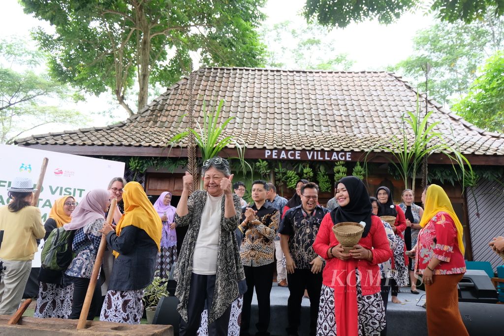 Suasana kunjungan delegasi Konferensi Pengarusutamaan Jender ASEAN ke Desa Sinduharjo, Kecamatan Ngaglik, Kabupaten Sleman, DI Yogyakarta, Rabu (5/7/2023).  Desa Damai, antara lain, mempromosikan pemberdayaan perempuan melalui sektor ekonomi, lingkungan hidup, penguatan partisipasi perempuan, dan pencegahan konflik.