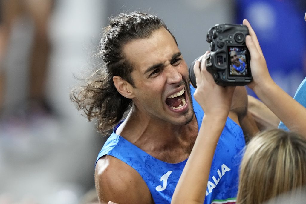 Gianmarco Tamberi merayakan kemenangannya dengan mendekatkan wajahnya ke kamera seusai final loncat tinggi putra Kejuaraan Dunia Atletik 2023 di Budapest, Hongaria, Rabu (23/8/2023) dini hari WIB.