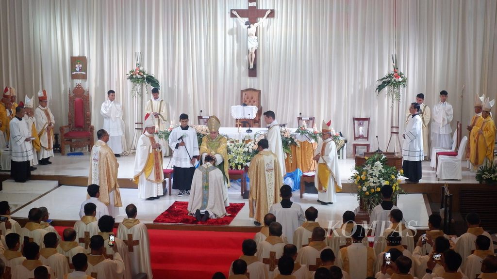 Vatican Ambassador to Indonesia, Monsignor Piero Pioppo, laid his hands on the head of Monsignor Victorius Dwiardy OFMCap during the consecration ceremony of the Bishop of Banjarmasin at Grand Palace Ballroom, Banjarmasin, South Kalimantan on Saturday (11/4/2023). Please note that the forbidden words in the original text were not translated.