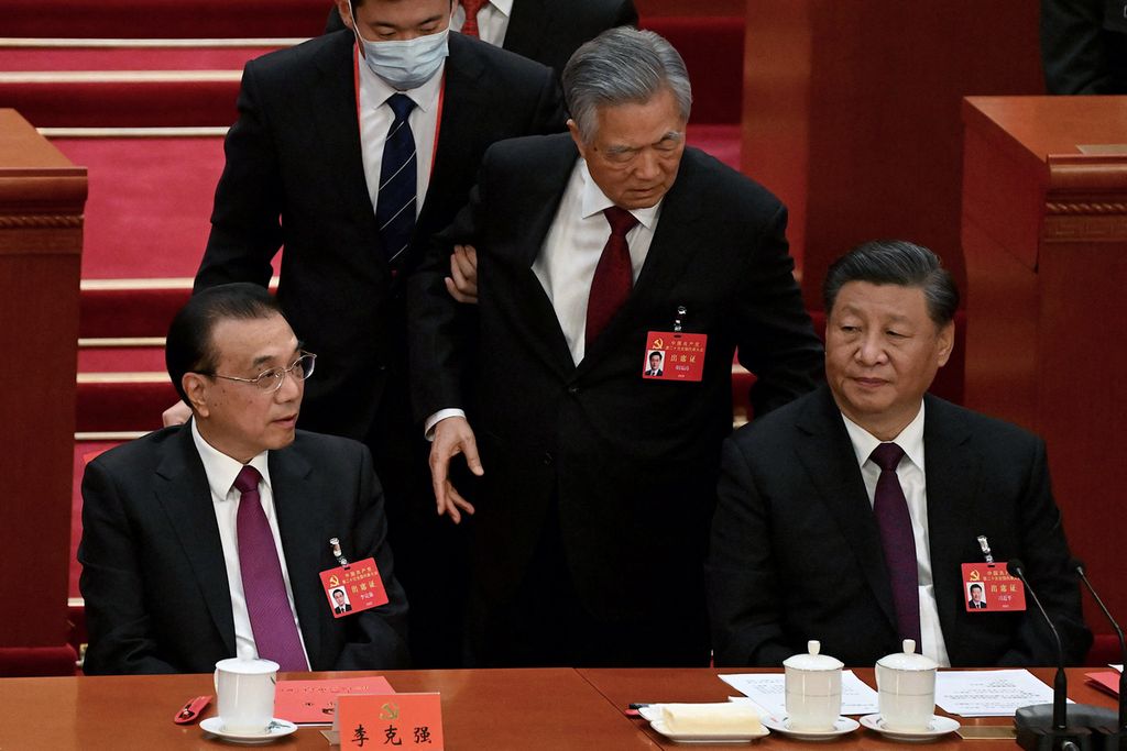 Presiden China Xi Jinping (kanan) duduk di sebelah Perdana Menteri Li Keqiang (kiri) saat mantan Presiden Hu Jintao dibawa keluar mininggalkan ruangan saat penutupan Kongres Nasional Ke-20 Partai Komunis China di Beijing, 22 Oktober 2022. 