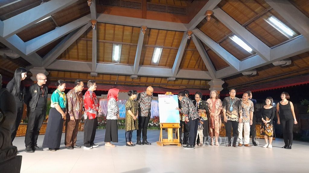 Sejumlah rektor perguruan tinggi seni di Indonesia, termasuk Rektor ISI Denpasar I Wayan "Kun" Adnyana, mengikuti seremoni malam pembukaan pameran seni visual dan desain internasional bertajuk Rong Rupa Rakta di ISI Denpasar, Kota Denpasar, Selasa (24/10/2023).