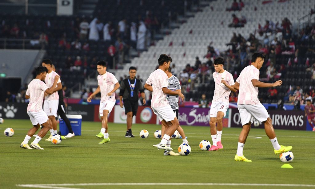 Para pemain Indonesia melakukan pemanansan menjelang laga melawan Qatar pada Piala Asia U-23 2024 di Stadion Jassim bin Hamad menjelang pertandingan melawan Qatar, Senin (15/4/2024).