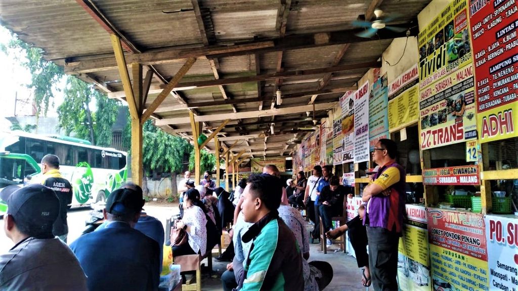 Sejumlah penumpang menunggu kedatangan bus di Terminal Pondok Pinang, Jakarta Selatan pada Sabtu (17/12/2022).