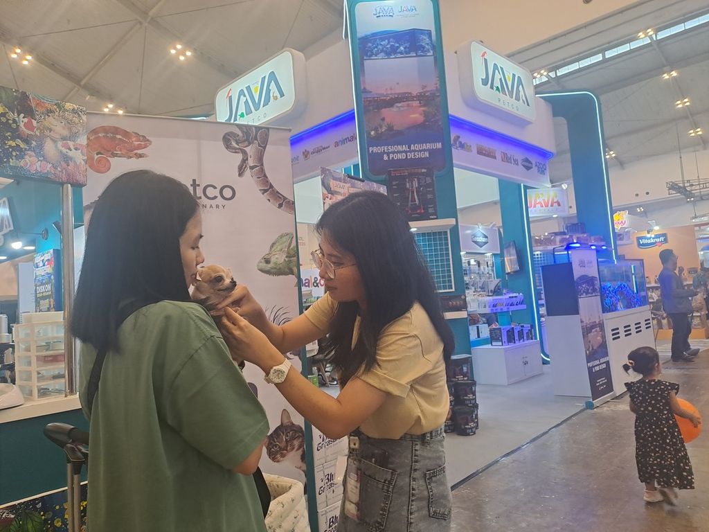 Sejumlah pengunjung Indonesia International Pet Expo di ICE BSD, Tangerang Selatan, Banten, Sabtu (7/9/2024), melihat proses <i>grooming</i> di salah satu gerai.