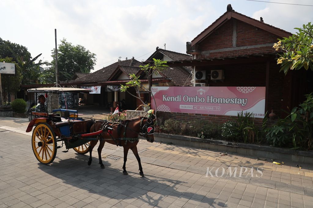 Kusir dokar melintas di dekat deretan rumah yang dimanfaatkan untuk <i>homestay</i> di Desa Wanurejo, Borobudur, Magelang, Jawa Tengah, Minggu (29/10/2023). 
