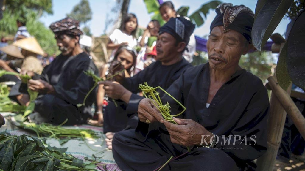 Warga membuat Wayang Daun yang menggunakan bahan daun singkong di Dusun Dangean, Desa Gedangan, Cepogo, Boyolali, Jawa Tengah, pertengahan Oktober 2018.  
