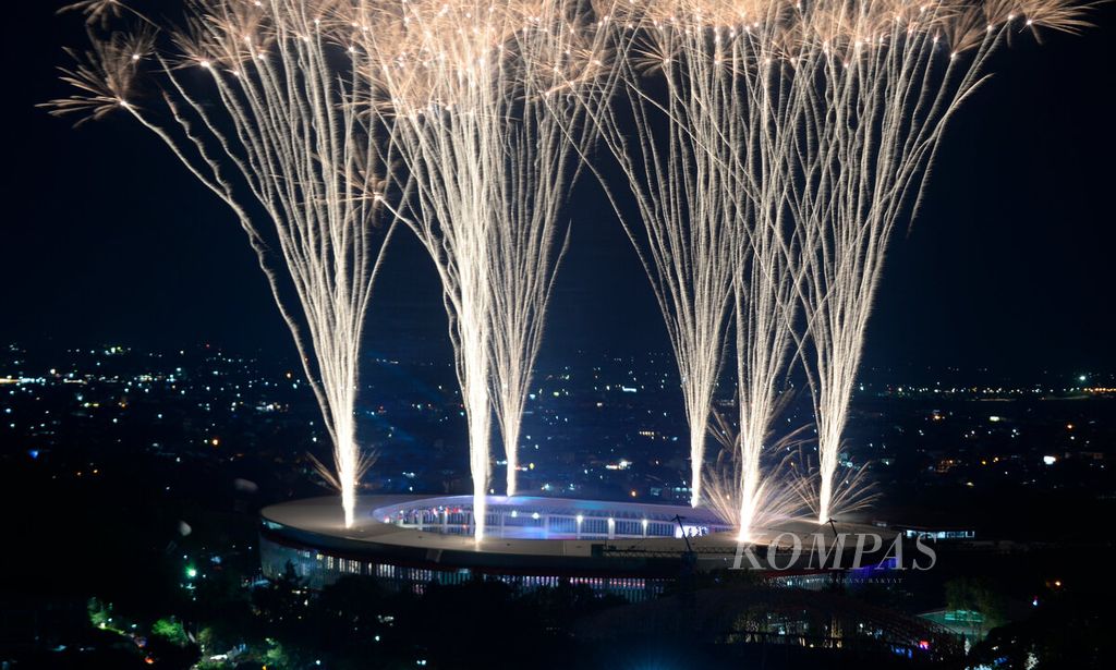 Pesta kembang api memeriahkan pembukaan ASEAN Para Games 2022 di Stadion Manahan, Surakarta, Jawa Tengah, Sabtu (30/7/2022). Acara olahraga multicabang atlet difabel yang diikuti 11 negara Asia Tenggara ini berlangsung 30 Juli hingga 6 Agustus 2022.