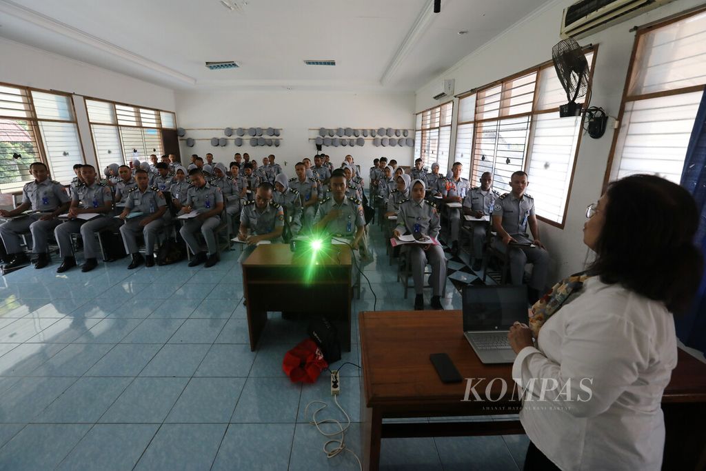 Dosen bahasa Inggris mengajar dengan proyektor LCD di kelas di Politeknik Ahli Usaha Perikanan, Pasar Minggu, Jakarta Selatan, Senin (13/3/2023).