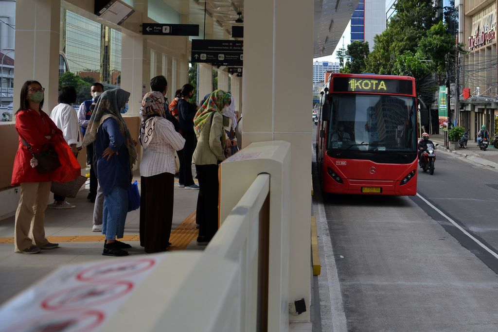 Sejumlah calon penumpang menunggu bus di Halte Transjakarta Harmoni Sementara, Jakarta Pusat, Senin (6/3/2023). Halte Harmoni direlokasi sementara sejak 4 Maret 2023. 