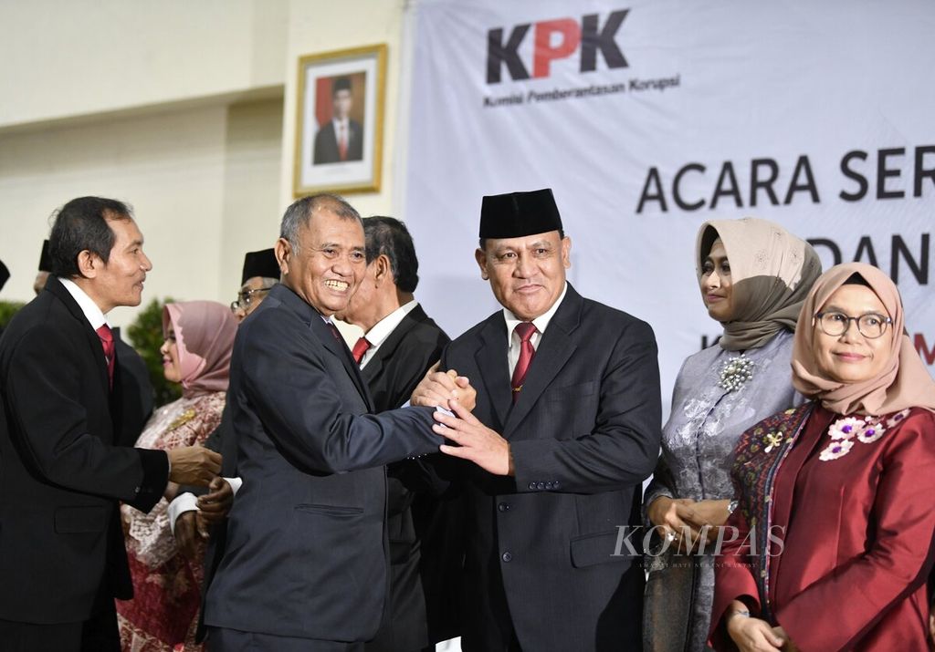Former Corruption Eradication Commission (KPK) Chairman for the 2015-2019 period, Agus Rahardjo, congratulated the new KPK Chairman for the 2019-2023 period, Firli Bahuri, after the handover and inauguration ceremony of the KPK leadership for the 2019-2023 period at the Merah Putih KPK Building in Jakarta, Friday (20/12/2019). The Supervisory Board of the KPK, led by Tumpak Hatorangan and KPK Chairman Firli Bahuri, officially began their term of duty for the 2019-2023 period.