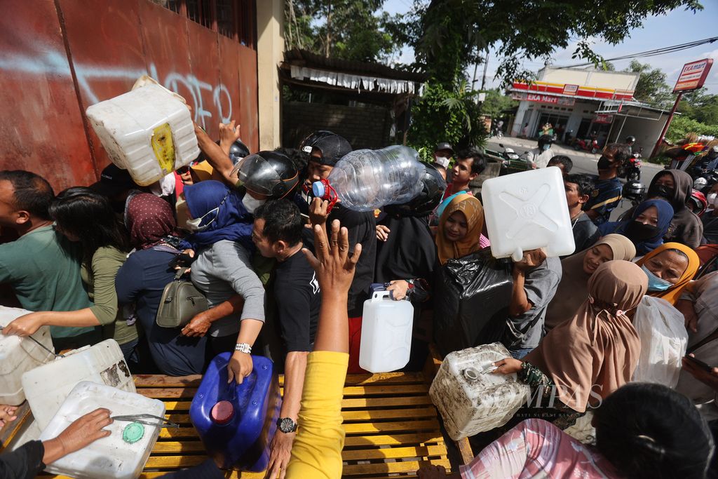 Warga berdesakan saat antre membeli minyak goreng di salah satu penyalur di Kecamatan Muntilan, Magelang, Jawa Tengah, Senin (21/3/2022). Pembelian minyak goreng seharga Rp 15.500 per kilogram di tempat itu dibatasi sebanyak 16 kilogram per orang. 