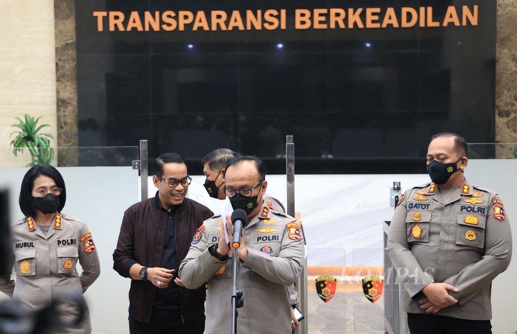 The Head of the Public Relations Division of the National Police Inspector General (Pol) Dedi Prasetyo (centre accompanied by the Director of General Crimes of the National Police Investigation and Criminal Agency Brigadier General (Pol) Andi Rian R Djajadi (second from left) announced the determination of the suspect in the murder of Brigadier J at the National Police Headquarters, Jakarta, Wednesday (3/3). /8/2022) .