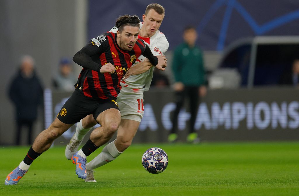 Pemain Manchester City Jack Grealish (kiri) dibayang-bayangi pemain Leipzig Lukas Klostermann pada laga pertama babak 16 besar Liga Champions di Arena Red Bull. Leipzig, Jerman, Kamis (23/2/2023) dini hari WIB. Laga itu berakhir imbang 1-1.