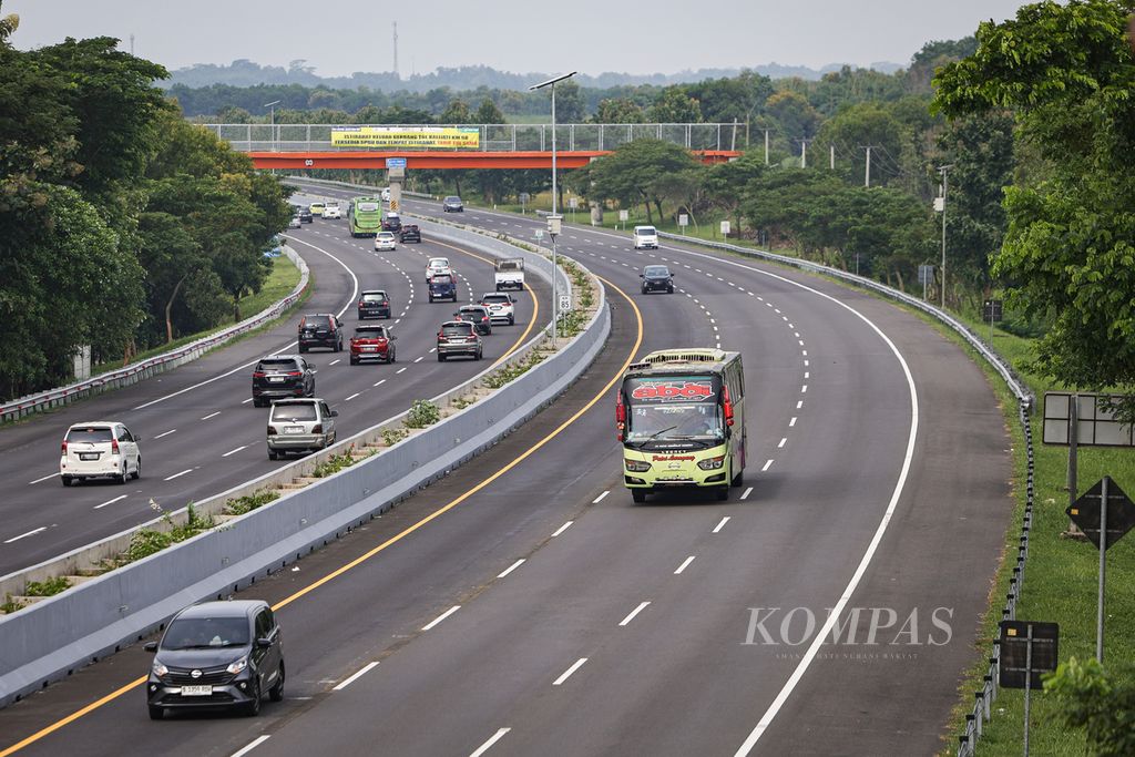 Arus lalu lintas yang lengang di Jalan Tol Cikopo-Palimanan (Cipali) kilometer 84, Subang, Jawa Barat, Selasa (9/4/2024). 