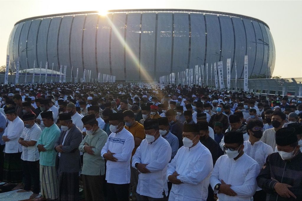 Warga melaksanakan shalat Idul Adha di pelataran barat Jakarta International Stadium, Jakarta Utara, Minggu (10/7/2022).