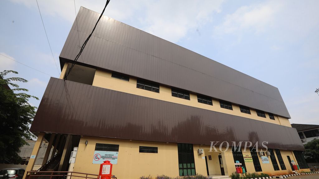 Gedung Gelanggang Remaja Kecamatan Pademangan, Jakarta Utara yang telah dipersiapkan sebagai tempat isolasi mandiri pasien Covid-19, Minggu (27/9/2020). 