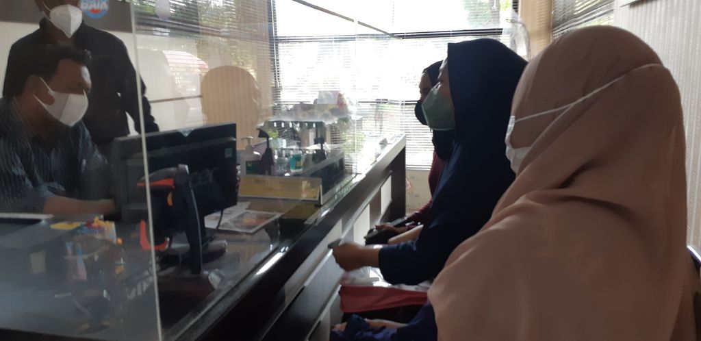 Tiga korban penipu berkedok cinta Faris Ahmad Faza (31) saat bersama-sama melapor ke Polres Kediri Kota, Jawa Timur, Minggu (17/3/2022). Selama 2021 hingga awal 2022, diketahui setidaknya 9 korban Faza melalui aplikasi kencan Tinder dan Line.