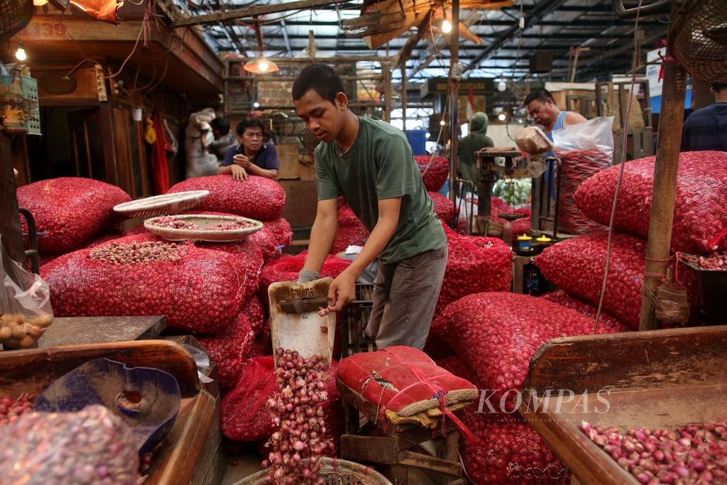 Pedagang sedang membersihkan bawang merah asal Brebes yang baru tiba di Pasar Induk Kramat Jati, Jakarta Timur, Senin (22/4/2024). Harga grosir bawang merah berada di antara Rp 60.000 dan Rp 70.000 per kilogram (kg), jauh lebih mahal dibandingkan harga di awal bulan yang di kisaran Rp 28.000 per kg.