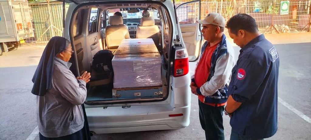 Peti jenazah Yanto Benggu (45) tiba di Bandara El Tari Kupang, Nusa Tenggara Timur, Kamis (9/11/2023) pukul 06.15 Wita. Jenazah sedang didoakan sebelum diberangkatkan ke Pulau Rote Ndao oleh relawan peduli Pekerja Migran Indonesia NTT.