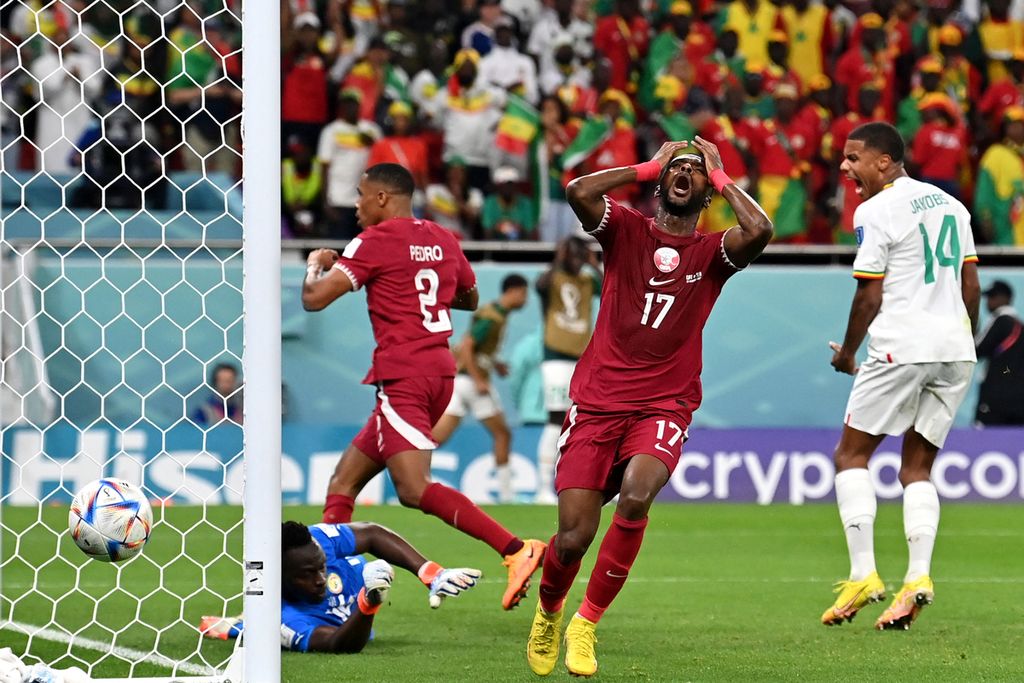 Bek Qatar, Ismail Mohammed, bereaksi setelah kiper Senegal, Edouard Mendy, melakukan penyelamatan gemilang di pertandingan sepak bola Grup A Piala Dunia Qatar 2022 antara Qatar dan Senegal di Stadion Al-Thumama di Doha, Jumat (25/11/2022). 