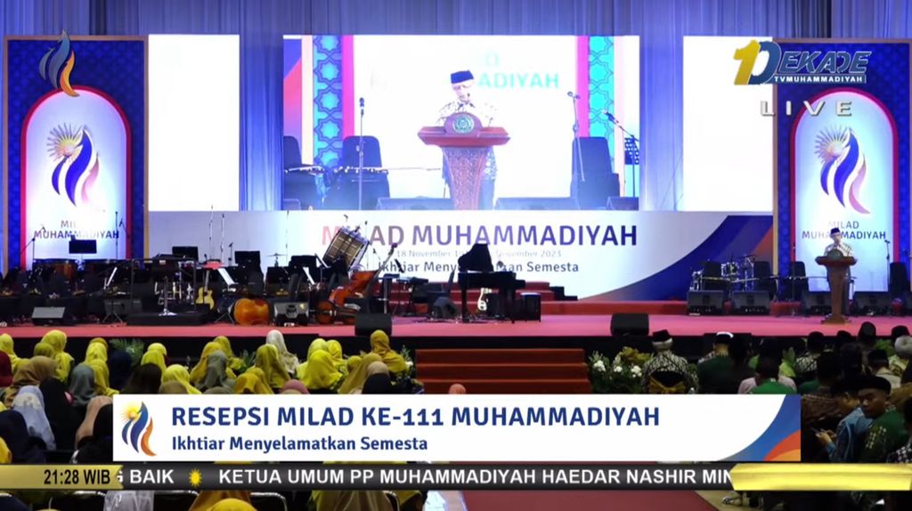 Ketua Umum Pimpinan Pusat Muhammadiyah Haedar Nashir menyampaikan pidato pada puncak perayaan Milad Ke-111 Persyarikatan Muhammadiyah di Universitas Muhammadiyah Yogyakarta, Sabtu (18/11/2023) malam. 
