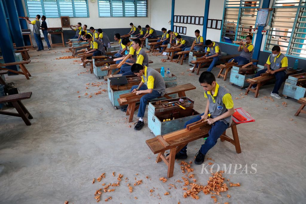 Aktivitas mengetam kayu menjadi awal pengenalan kayu bagi siswa yang mulai bergelut pada bidang mebel di SMK PIKA, Kota Semarang, Jateng, Selasa (6/8/2024). 