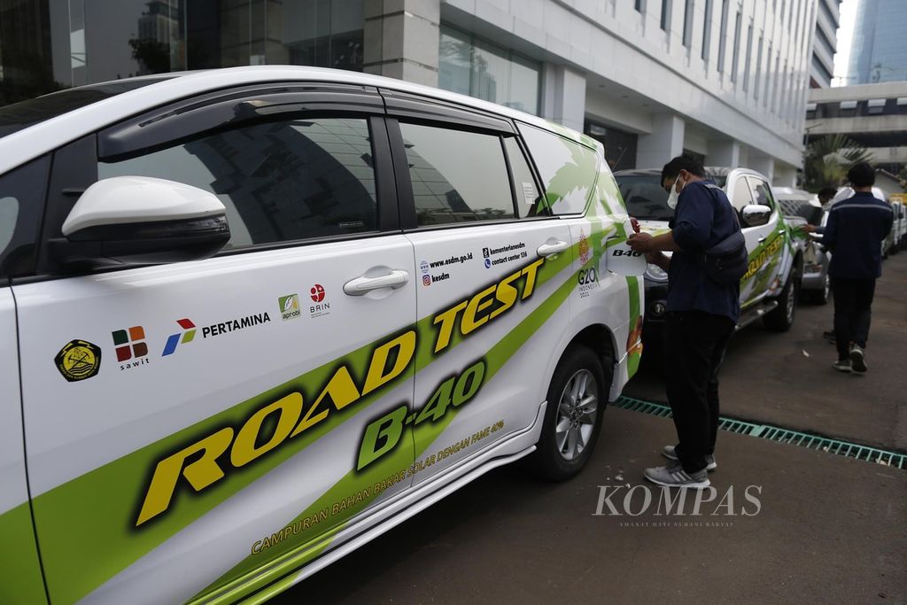 Petugas mempersiapkan kendaraan sebelum melakukan uji jalan kendaraan berbahan bakar B40 di Jakarta, Rabu (27/7/2022). Uji jalan kendaraan tersebut menggunakan dua bahan bakar, yaitu B40 (60 persen solar dan 40 persen biodiesel) serta B30D10 (60 persen solar, 30 persen biodiesel, dan 10 persen diesel biokarbon) yang bertujuan untuk mendapatkan rekomendasi teknis pada kendaraan bermesin diesel sebelum diaplikasikan secara luas.