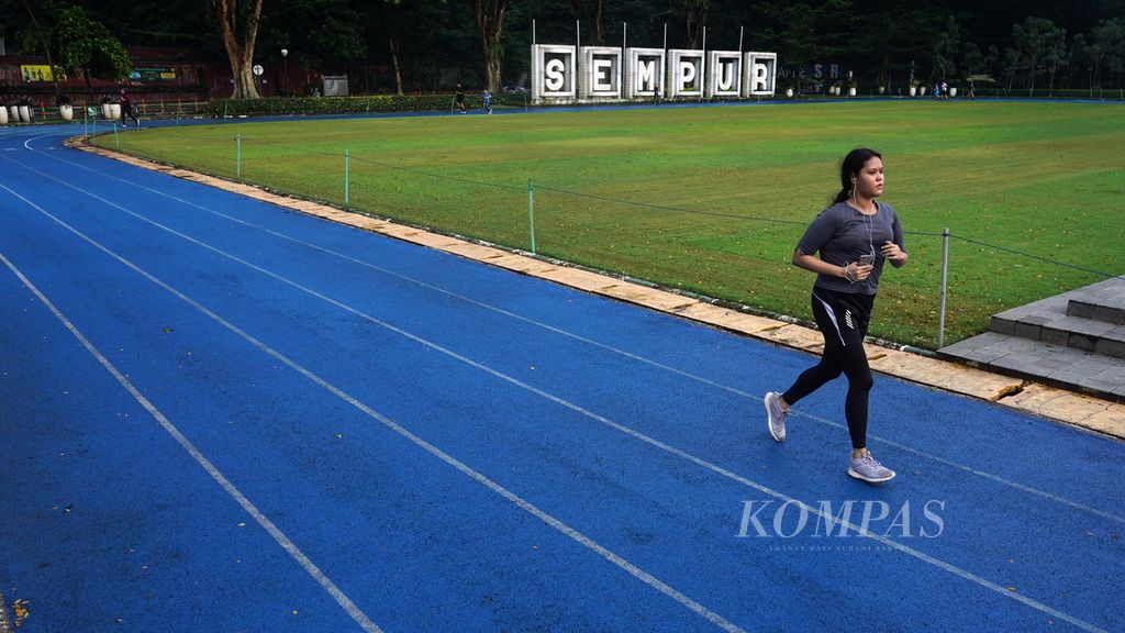 Lintasan berlari di Lapangan Sempur, Kota Bogor, Jawa Barat, yang telah diperbolehkan digunakan kembali, Kamis (17/3/2022). 