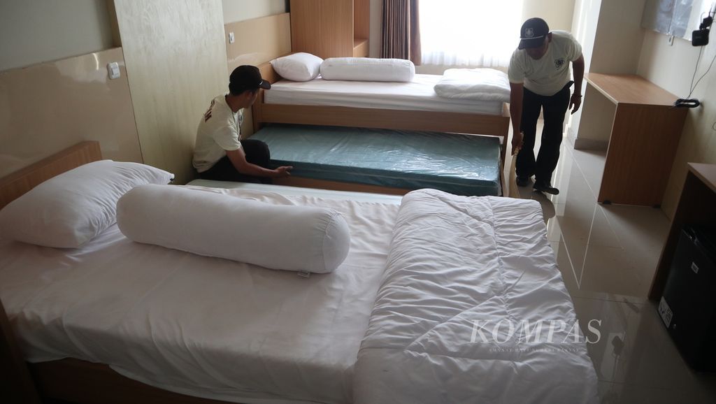 Petugas membersihkan kamar di Asrama Haji Indramayu, Kabupaten Indramayu, Jawa Barat, Selasa (16/5/2023). Asrama tersebut memiliki 103 kamar dengan kapasitas 400 orang. Menurut rencana, lebih dari 8.000 calon anggota jemaah haji dari 24 kloter akan menggunakan asrama tersebut.