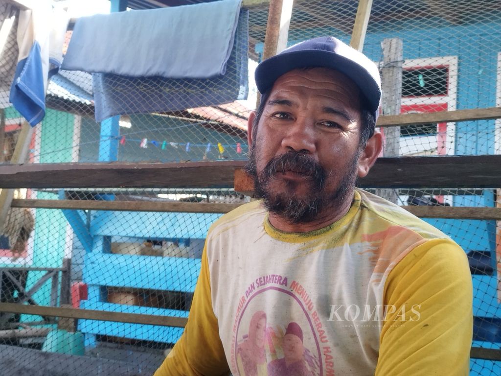 Agus (54) menceritakan pengalamannya sebagai nelayan tradisional di Desa Talisayan, Kecamatan Talisayan, Kabupaten Berau, Kalimantan Timur, Selasa (27/2/2024).