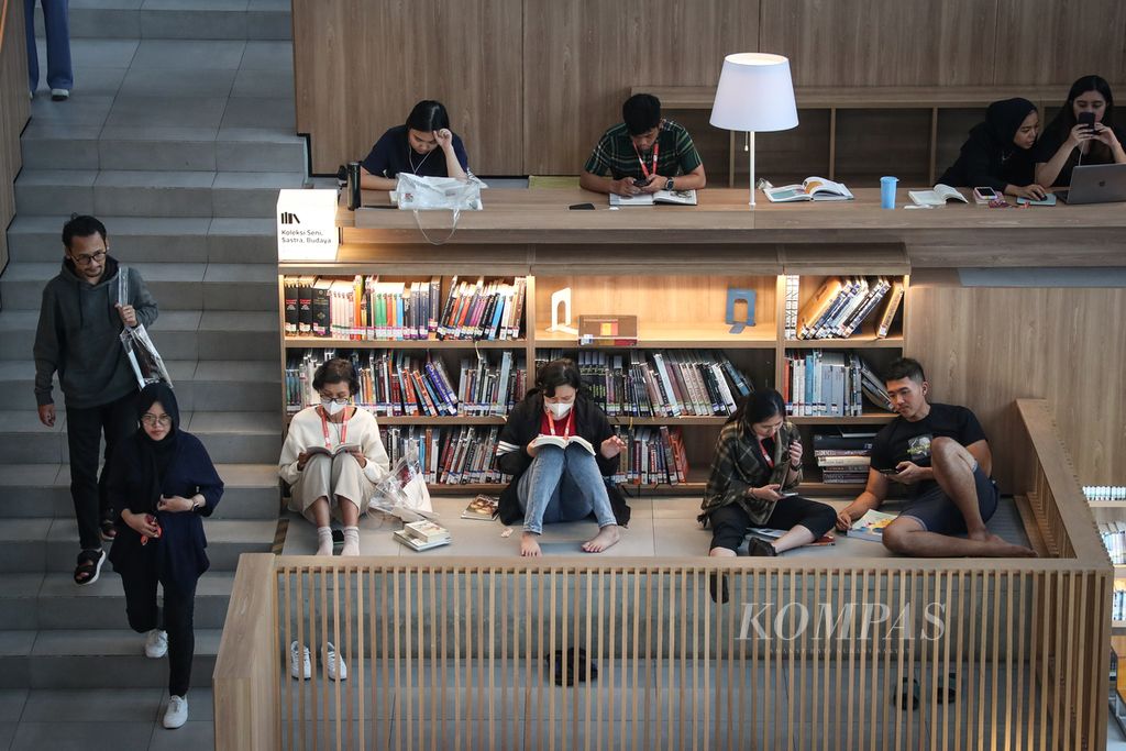 Pengunjung membaca buku di Perpustakaan Jakarta, Taman Ismail Marzuki, Cikini, Jakarta Pusat, Sabtu (15/7/2023). 