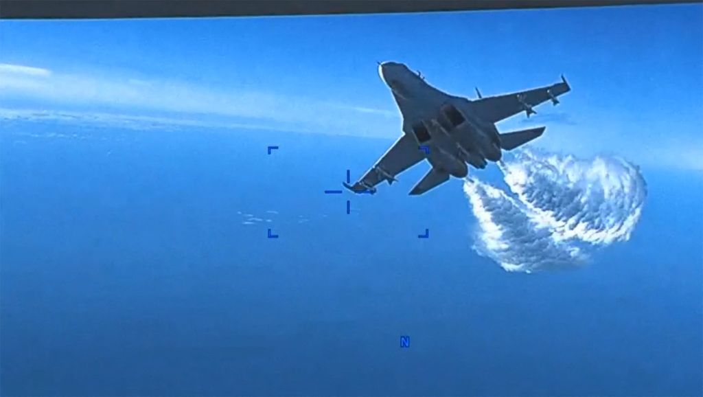 Foto tangkapan dari video yang dirilis Komando AS di Eropa atau US European Command (USEUCOM), Kamis (16/3/2023), ini memperlihatkan rekaman kamera video di pesawat nirawak Angkatan Udara AS, MQ-9, saat didekati oleh jet tempur Rusia, Su-27, yang mengeluarkan bahan bakar di atas Laut Hitam, Selasa (14/3/2023). 