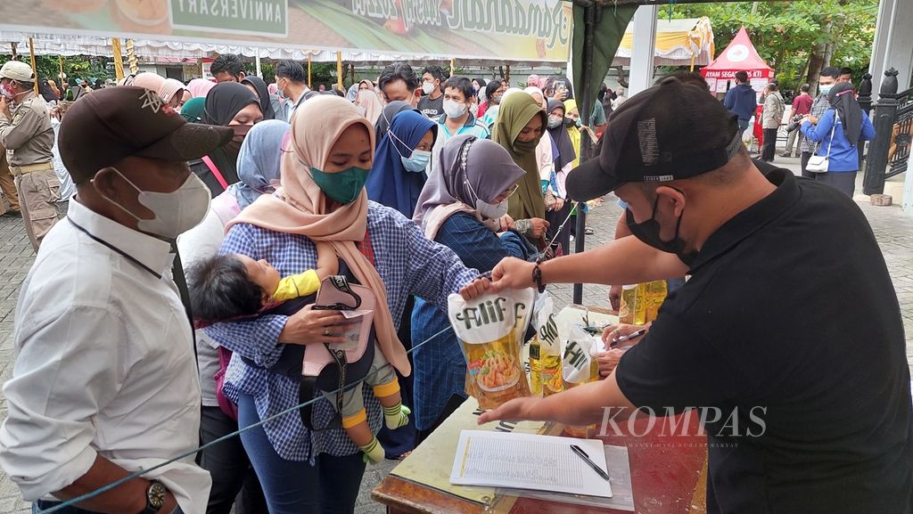 Warga membeli minyak goreng kemasan di lokasi Pasar Murah Ramadhan 1443 Hijriah, Senin (4/4/2022). Pasar murah tersebut digelar di halaman kantor Dinas Perdagangan Provinsi Kalimantan Selatan, di Banjarmasin. Di lokasi pasar murah, minyak goreng kemasan merek Alif dijual Rp 22.000 per liter.