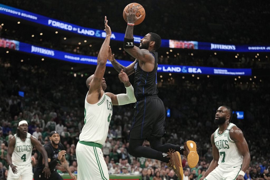 <i>Guard</i> Dallas Mavericks, Kyrie Irving (tengah), berusaha mencetak poin pada gim 1 final NBA melawan Boston Celtics di Boston, Kamis (6/6/2024). 