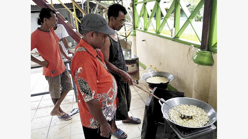 Pengolahan  singkong genyem asal Papua menjadi makanan ringan lanting di Jayapura, Sabtu (30/12). Kegiatan ini dilaksanakan tim peneliti dari lembaga Budi Mulia Asih.