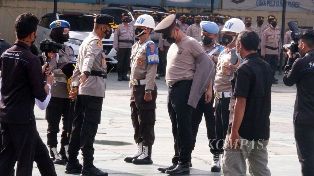 Seragam Bripka Bayu Tamtomo dicopot dalam upacara pemberhentian tidak dengan hormat (PTDH) di lapangan Kepolisian Resor Kota Banjarmasin, Kalimantan Selatan, Sabtu (29/1/2022). 