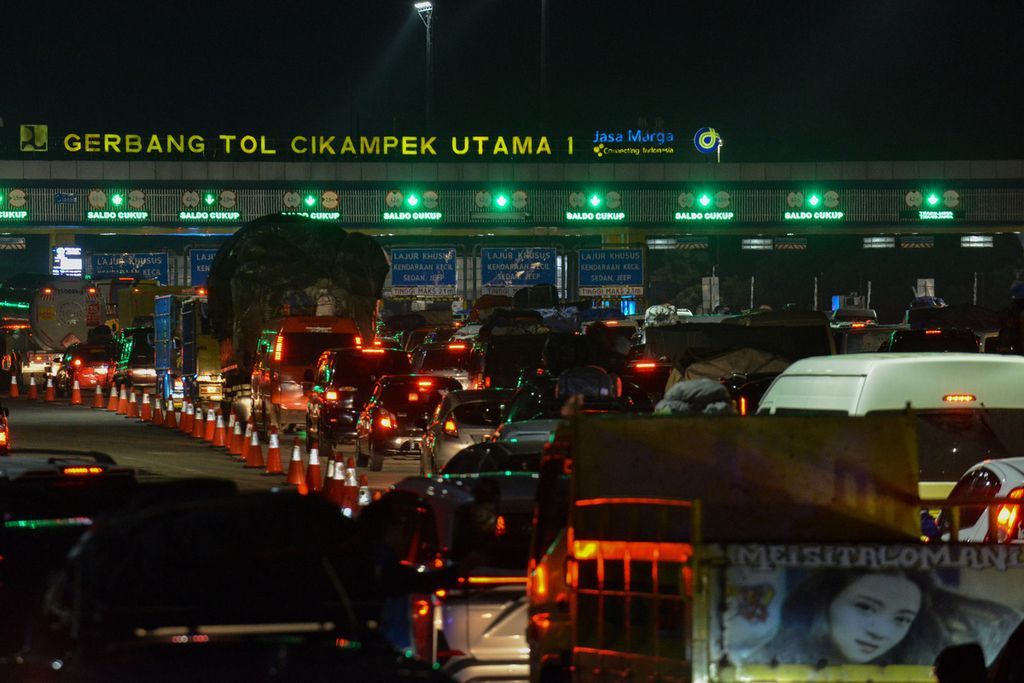 Sejumlah kendaraan terjebak kemacetan di Gerbang Tol Cikampek Utama, Karawang, Jawa Barat, Rabu (19/4/2023). Lonjakan pemudik mulai terjadi di Trans-Jawa beberapa hari jelang Lebaran 2023. 
