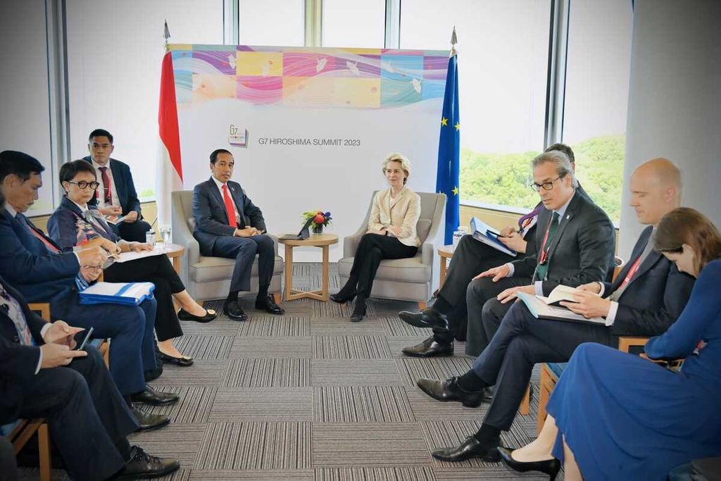 Presiden Joko Widodo menggelar pertemuan bilateral dengan Presiden Komisi Uni Eropa Ursula von der Leyen di Hotel Grand Prince, Hiroshima, Jepang, Minggu (21/5/2023). 