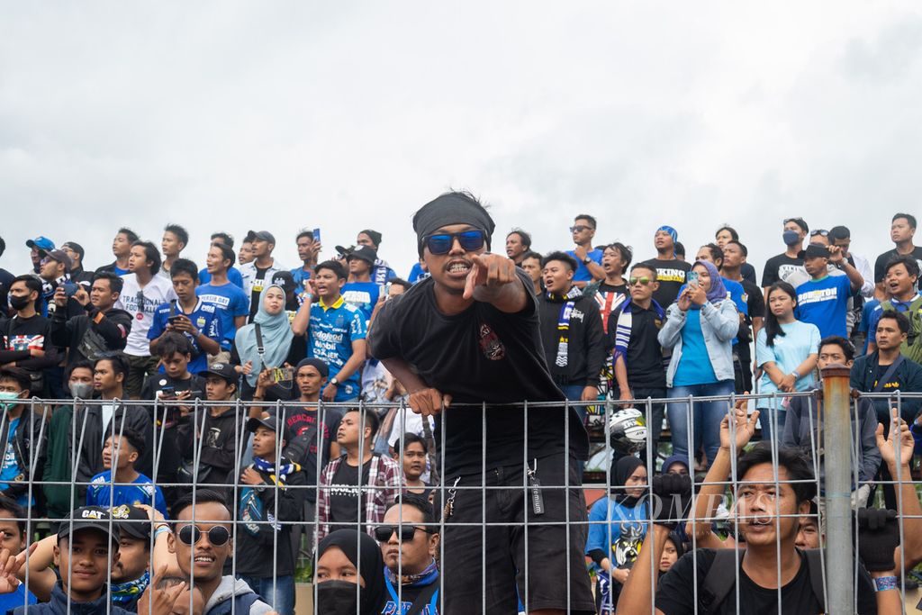 Pendukung Persib Bandung memadati Stadion Gelora Citramas, Batam, Kepulauan Riau, untuk menonton laga uji coba melawan klub Singapore Premier League, Tanjong Pagar United, Minggu (5/6/2022).