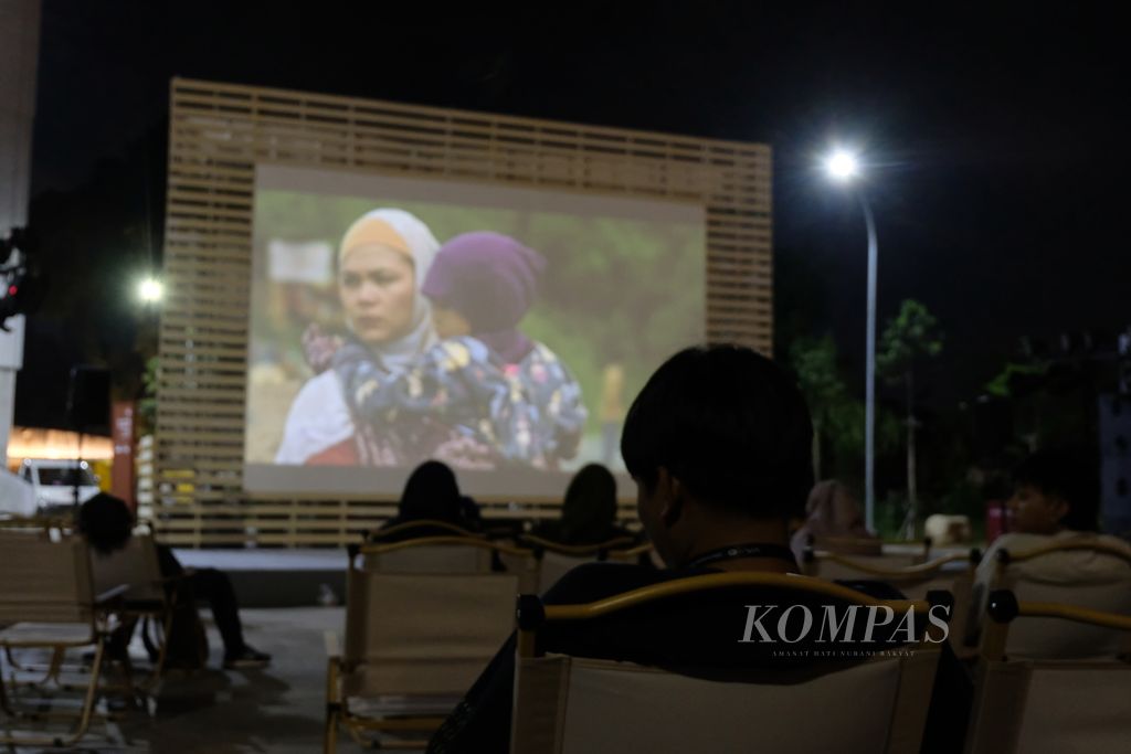 Audiens menonton film dari Filipina yang berjudul "Mindanao" di Taman Ismail Marzuki, Jakarta pada Selasa (10/10/2023). Film ini adalah satu dari 75 film yang ditampilkan pada Madani International Film Festival (MIFF) 2023. Adapun MIFF 2023 menampilkan film-film dari 26 negara, antara lain Iran, Perancis, Palestina, Filipina, Jepang, Indonesia, dan Austria. MIFF 2023 berlangsung pada 7-12 Oktober 2023.