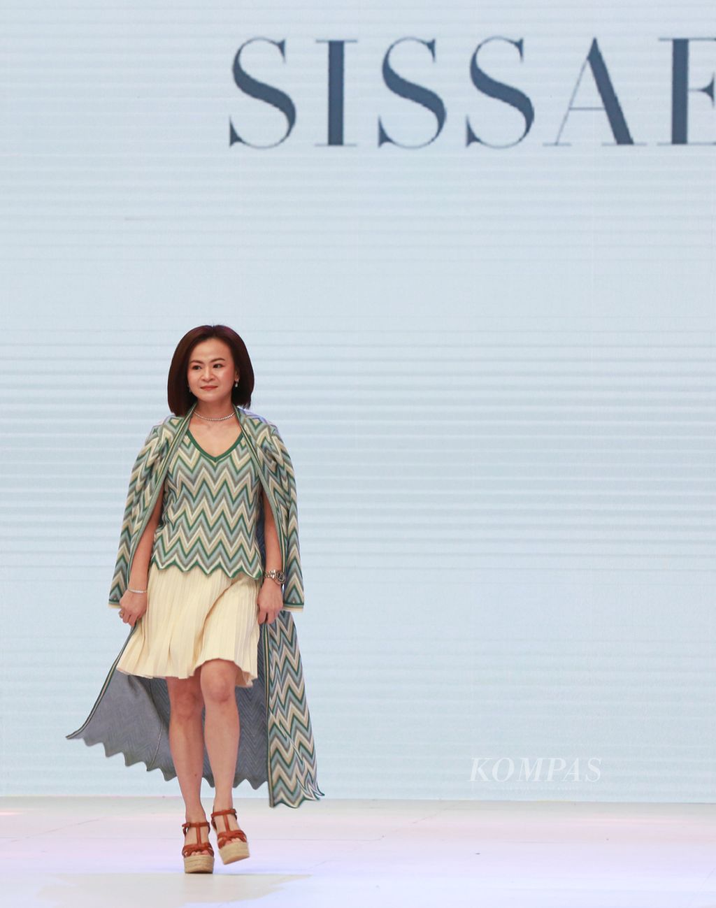 Salah satu pendiri Sissae, Dora Willy, memeragakan salah satu koleksi Sissae Chic di pergelaran Jakarta Fashion Week 2023, Oktober 2022.