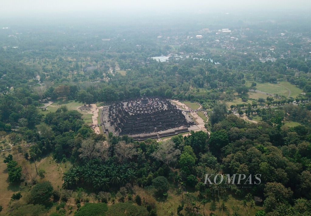 Candi Borobudur masih menjadi tujuan wisata utama bagi masyarakat saat libur Lebaran di Kabupaten Magelang, Jawa Tengah, Jumat (7/6/2019). Dalam beberapa hari ini, warga memanfaatkan libur Lebaran dengan mengunjungi sejumlah obyek wisata, belanja oleh-oleh, dan wisata kuliner di Jawa Tengah.