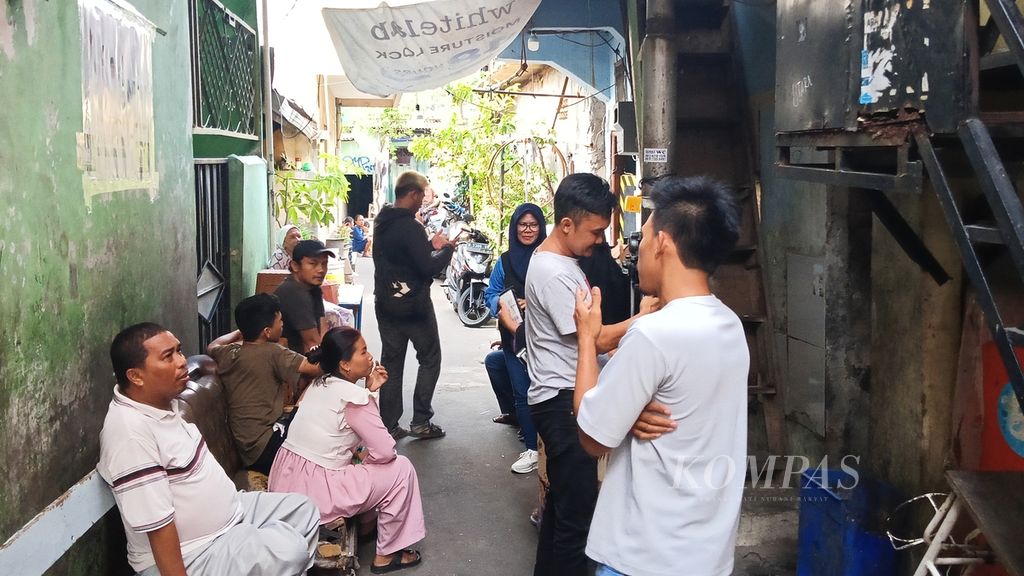Sejumlah warga berkumpul di sekitar Gang 4/5, Jalan Muara Baru, Kelurahan Penjaringan, Jakarta Utara. Peristiwa Usman (43) membanting anaknya, Kurniawan (11), pada Rabu (13/12/2023) sekitar pukul 14.00, membuat warga berduka.