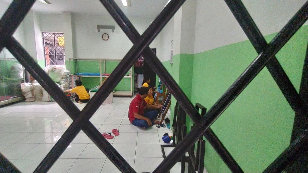 Warga binaan Panti Sosial Bina Laras Harapan Santosa 3, Kecamatan Grogol Petamburan, Jakarta Barat, Jumat, (23/12/2022), tengah belajar bersama membuat keset.